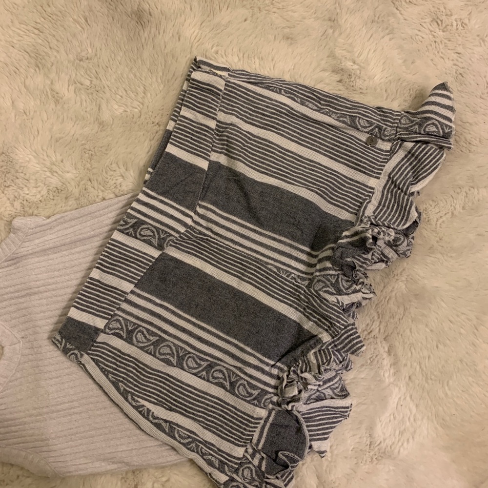 Medium Roxy Ruffle Shorts - Picture 2 of 5